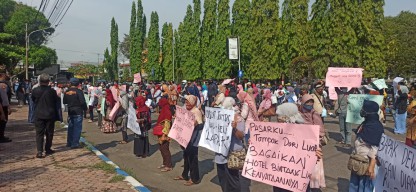 Protes Pembagian Lapak Pasar Legi, Pedagang Geruduk DPRD dan Pemkab Ponorogo