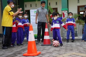 Semarak Euro 2020 Siswa di Gresik Gelar Lomba Giring Bola dan Melukis Bendera di Masker