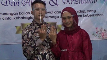 Keluarga Terpapar Covid, Pasangan Ini Terpaksa Gelar Lamaran di Balai Desa