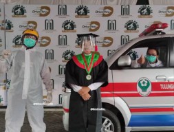 Wisuda Drive Thru UIN Satu Tulungagung Didatangi Petugas Berbaju Hazmat dan Ambulance, Ini Yang Terjadi