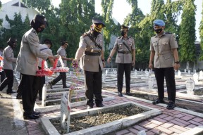 Sambut Hari Bhayangkara Ke-75, Polres Bojonegoro Gelar Upacara Ziarah Dan Tabur Bunga