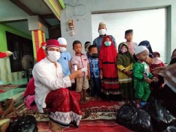 Sempat Tertunda, Gus Amin Pasuruan Bagikan Santunan Anak Yatim dan Duafa