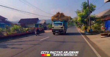 Melaju Ugal-ugalan di Pacitan Hingga Truk Oleng, Sopir Disuruh Minta Maaf