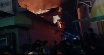 Toko Kain Hayati Agung di Jalan Sultan Agung Ponorogo Terbakar
