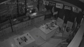 Aksi Komplotan Pembobol Toko Handphone di Madiun Terekam CCTV, 30 Hp Premium Raib, Kerugian Berkisar Ratusan Juta Rupiah