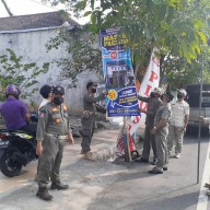 Satpol PP Nganjuk Turunkan Belasan Reklame Tidak Berizin