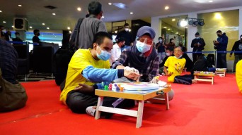 Metode dari Unair, Tunanetra di Surabaya Akhirnya Bisa Melukis dan Kenali Warna