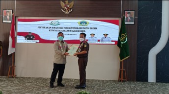 Dukung Peningkatan Kinerja Pelayanan Masyarakat, Pemkab Gresik Serahkan Hibah Kantor Kejaksaan