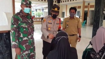Usai Divaksin, Warga Balongpanggang Langsung Diberi Masker Gratis