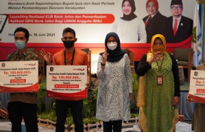 Bank Jatim Salurkan KUR Tiga UMKM Binaan ISNU di Banyuwangi