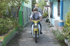Blusukan Bawa Motor ke Kampung, Bupati Yes Bawakan Bantuan Bahan Pokok
