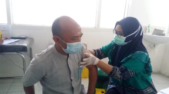 Siap Laksanakan Sekolah Tatap Muka, Guru dan Pegawai Smamita Sidoarjo Jalani Vaksinasi