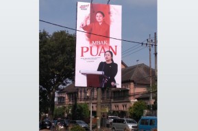 Gambar Puan Maharani Mulai Bertebaran di Jalan Surabaya