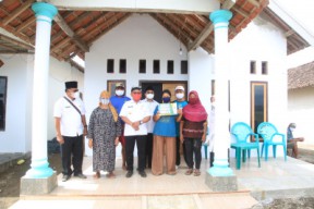 Wabup Sugirah Tinjau Rehab Rumah Terdampak Banjir di Desa Sumber Kencono Wongsorejo