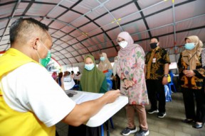 Ribuan Santri Banyuwangi Mulai Divaksinasi Covid-19
