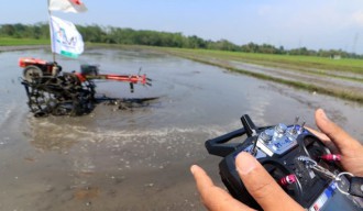Traktor Kendali Remote Ciptaan Petani Pasuruan Inovatif