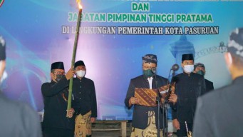 Diiringi Hujan Deras, Gus Ipul Lantik Sekda Kota Pasuruan di Tengah Pasar Gadingrejo Sabtu Malam