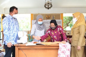 Semen Indonesia Beri Pelatihan Menjahit ke Emak-Emak Kelurahan Gending Kabupaten Gresik