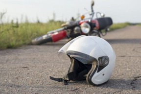 Boncengan Tiga Motor Masuk Parit di Mojosari, Seorang Pemotor Tewas Dua Lainnya terluka