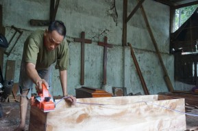Perajin Peti Mati Mojokerto Kewalahan Layani Permintaan RS Pasca Lonjakan Pasien Covid