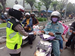 Begini Cara Polwan di Gresik Sambut HUT Bhayangkara ke 75