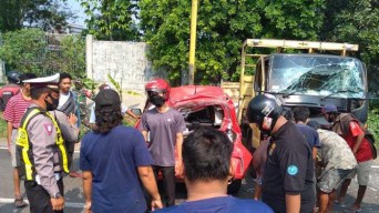 6 Kendaraan Terlibat Kecelakaan Beruntun di Krian Sidoarjo