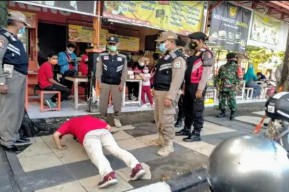 Alun-Alun Lamongan Disisir Petugas Penegakan Protokol Kesehatan, Pelanggar Prokes Dihukum