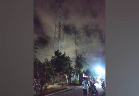 Stres Keinginan Tidak Kesampaian, Panjat Tower Hebohkan Warga