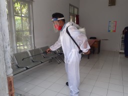 Cegah Covid-19, Tagana Nganjuk Lakukan Pengasapan di Kantor OPD