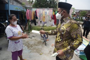 Bupati Gresik Bagikan Paket Bantuan Obat dan Multi Vitamin Untuk Warga Isoman