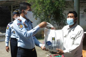 Bantu Warga Terdampak Covid-19, Lapas Porong Bagikan 130 Paket Sembako