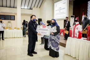Bupati Hendy Serahkan Lomba Logo Desain Batik Pemkab Jember