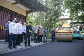 Bupati Hendy Meninjau Pengaspalan di Kelurahan Tegalgede