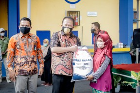 PPKM Darurat: Bupati Hendy Bagikan 10 Kg Beras ke 136.016 Keluarga Penerima Manfaat