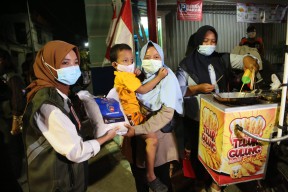 Aparat di Surabaya Edukasi Warga Tentang PPKM Darurat Sambil Bawa Sembako