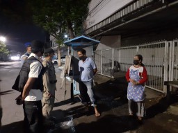 Warung Makan di Surabaya Diizini Makan di Tempat, Tapi Ada Syaratnya
