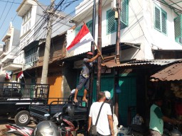 Arek Suroboyo Mulai Pasang Bendera Merah Putih, Sambut HUT RI Sekligus Merdeka dari Covid-19