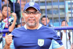 Coach Iwan Setiawan Ajak Pemain Persela Terbiasa Penundaan Kompetisi
