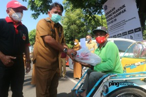 Bakul Bawang Nganjuk Serahkan Ratusan Paket Sembako Untuk Masyarakat Terdampak PPKM