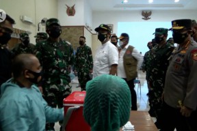Panglima TNI Pantau Vaksinasi Massal di Stadion Gelora 10 November Surabaya