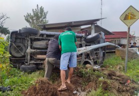 Sopir Tak Kuasai Medan, Mobil Avanza Hancur Tabrak PJU di Tikungan Sarangan