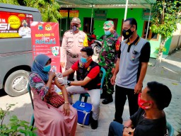 Gerai Vaksin Mobile ASTUTI Sambangi Warga Dolok Gede