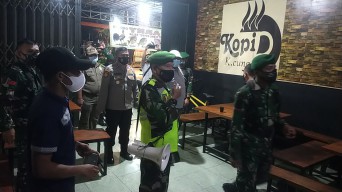 Malam Pertama PPKM Darurat di Gresik, TNI-Polri Bubarkan Kerumunan