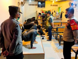 Keluyuran di Warkop Saat PPKM Darurat, Para Penikmat Kopi Ini Disanksi Push Up