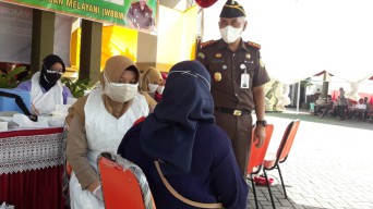Cerita Warga Tulungagung Berjuang Mendapatkan Vaksin