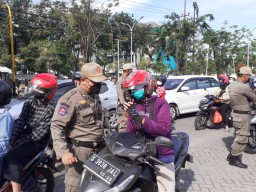 Tak Bisa Tunjukkan Sertifikat Vaksin, Kendaraan Selain Nopol W Disuruh Putar Balik dari Gresik