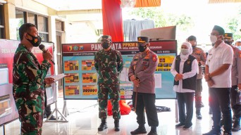 Kapolri dan Panglima TNI Kunjungi Posko PPKM Desa Sawotratap Sidoarjo