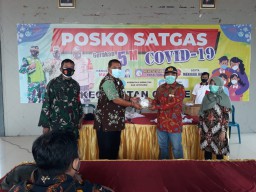 Satgas Covid-19 Cerme Mulai Distribusikan Vitamin Bagi Warga, Kasus di Gedangkulut Membaik