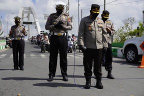 Di Bojonegoro, Pengguna Jalan Juga Diajak Heningkan Cipta dari Jembatan Sosrodilogo