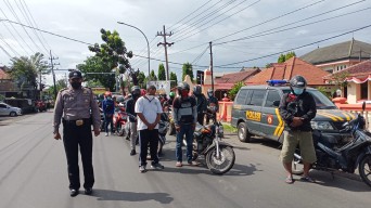 Jajaran Aparat di Gresik Mengheningkan Cipta Bersama Penggunaan Jalan